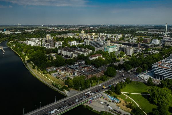 Der Auto-Verkehr ins Neuenheimer Feld auf der Ernst-Walz-Brücke (Foto: Ross)