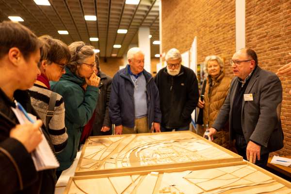 Reger Austausch an einem der Entwürfe (Foto: Dittmer)