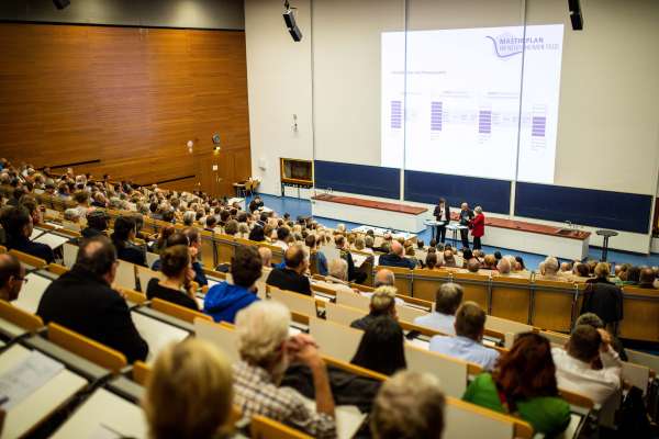 Rund 450 Bürgerinnen und Bürger informierten sich über die Ideen der Planer (Foto: Dittmer)